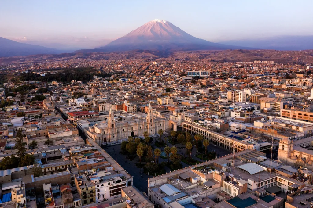 Vista panorámica de la ciudad de Arequipa con los volcanes al fondo