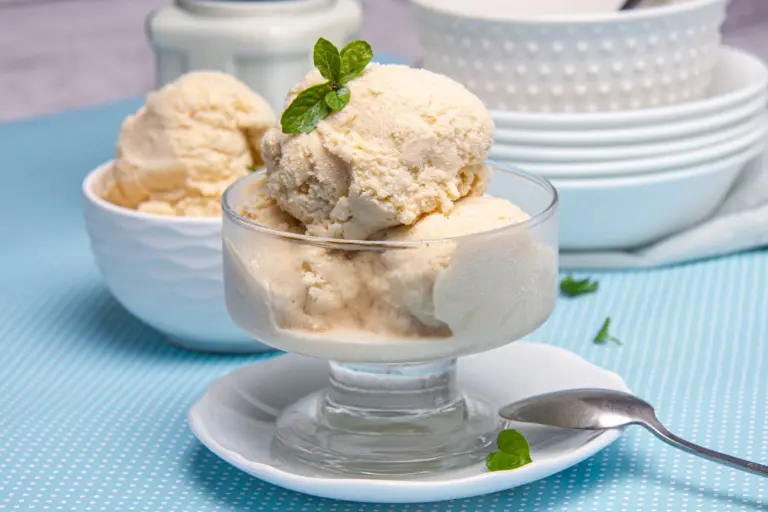 Copa de queso helado espolvoreado con canela