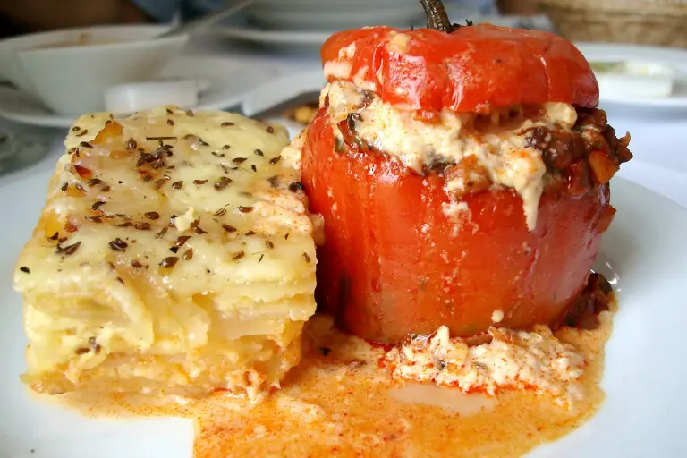 Plato de rocoto relleno con pastel de papa al costado