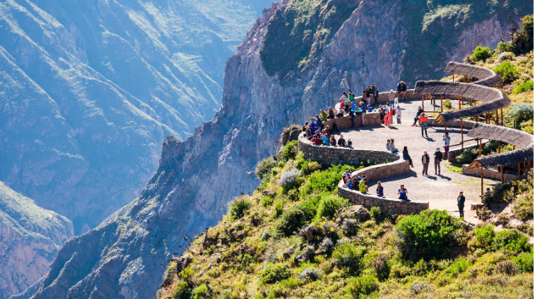 Vista del Cañón del Colca con andenes y montañas alrededor
