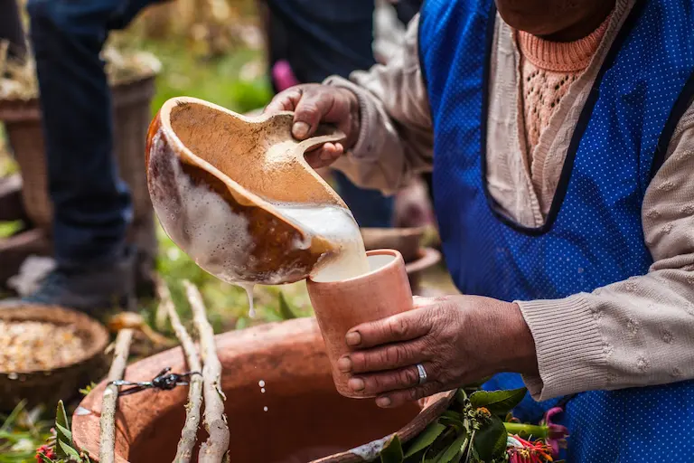 Vasija y vaso de Chicha de Jora, bebida tradicional peruana.