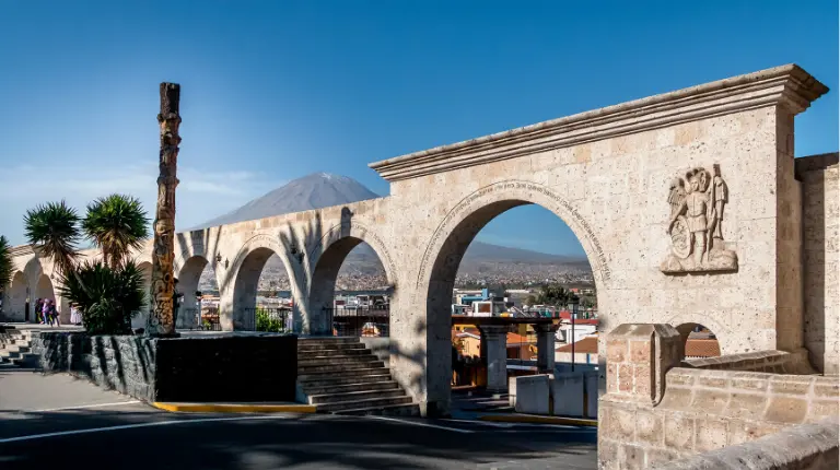 Mirador de Yanahuara con vista al volcán Misti.