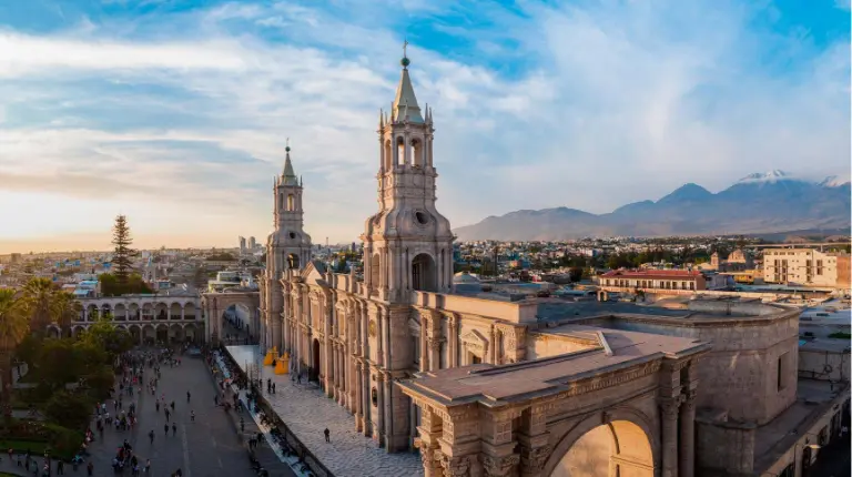 Plaza de Armas de Arequipa con su histórica catedral