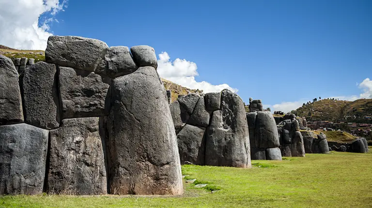Detalle de los muros megalíticos de piedra del sitio arqueológico Sacsayhuamán.