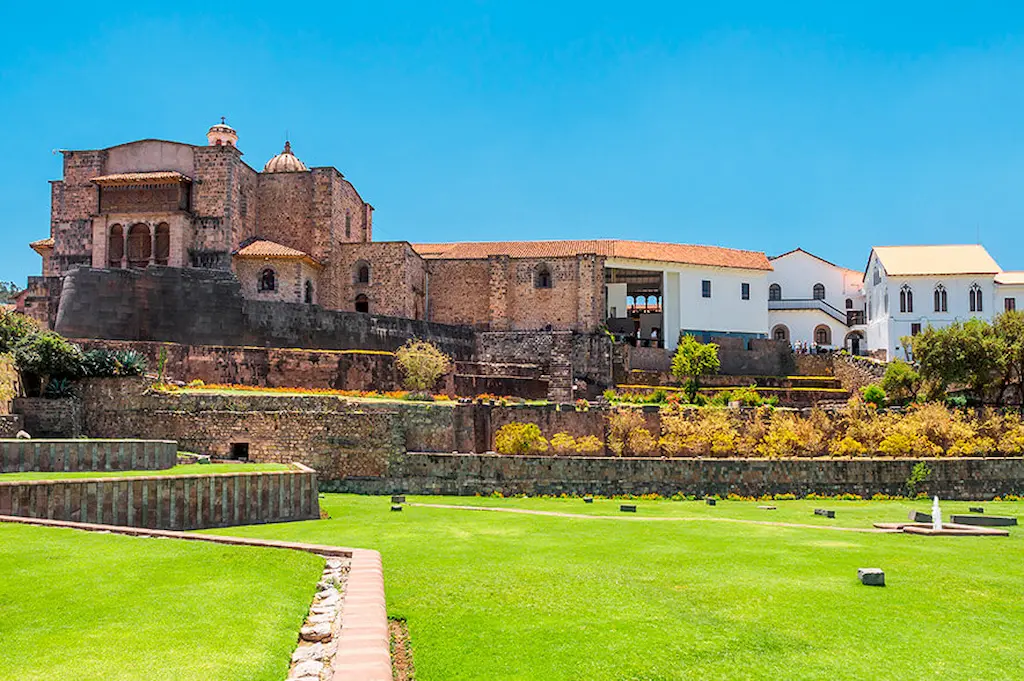 Restos arqueológicos del templo de Coricancha con paredes de piedra y arquitectura inca.