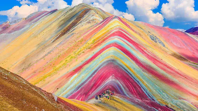 Vista aérea de la montaña de los 7 colores en Cusco con sus tonalidades coloridas.