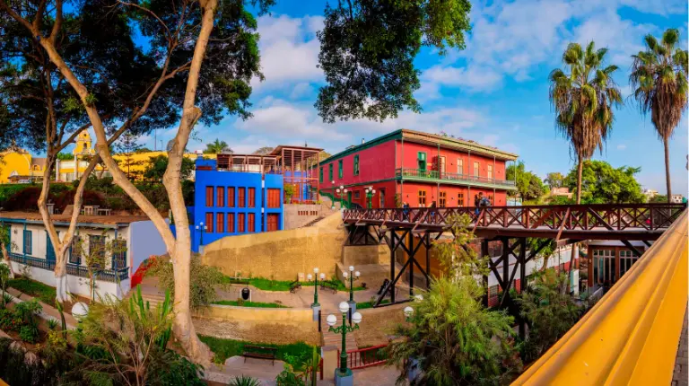 Vista del distrito de Barranco con casas coloridas y el famoso Puente de los Suspiros.