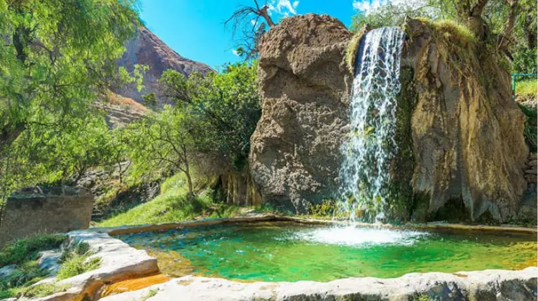 Paisaje de Churín con sus aguas termales rodeadas de montañas.