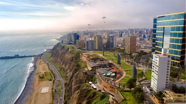 Vista panorámica del distrito de Miraflores con vista al Malecón y al océano Pacífico.