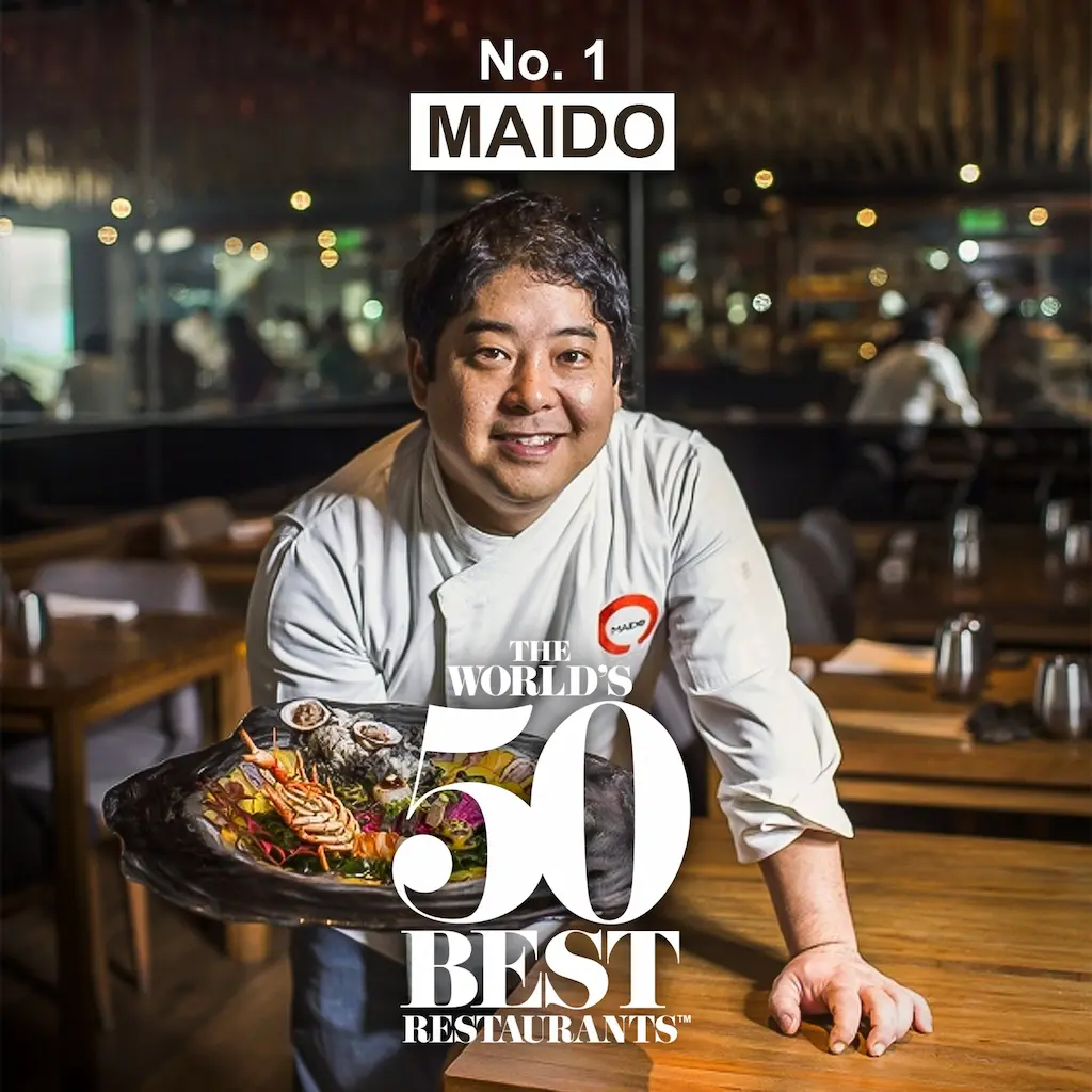 Chef de Maido con plato insignia en restaurante galardonado