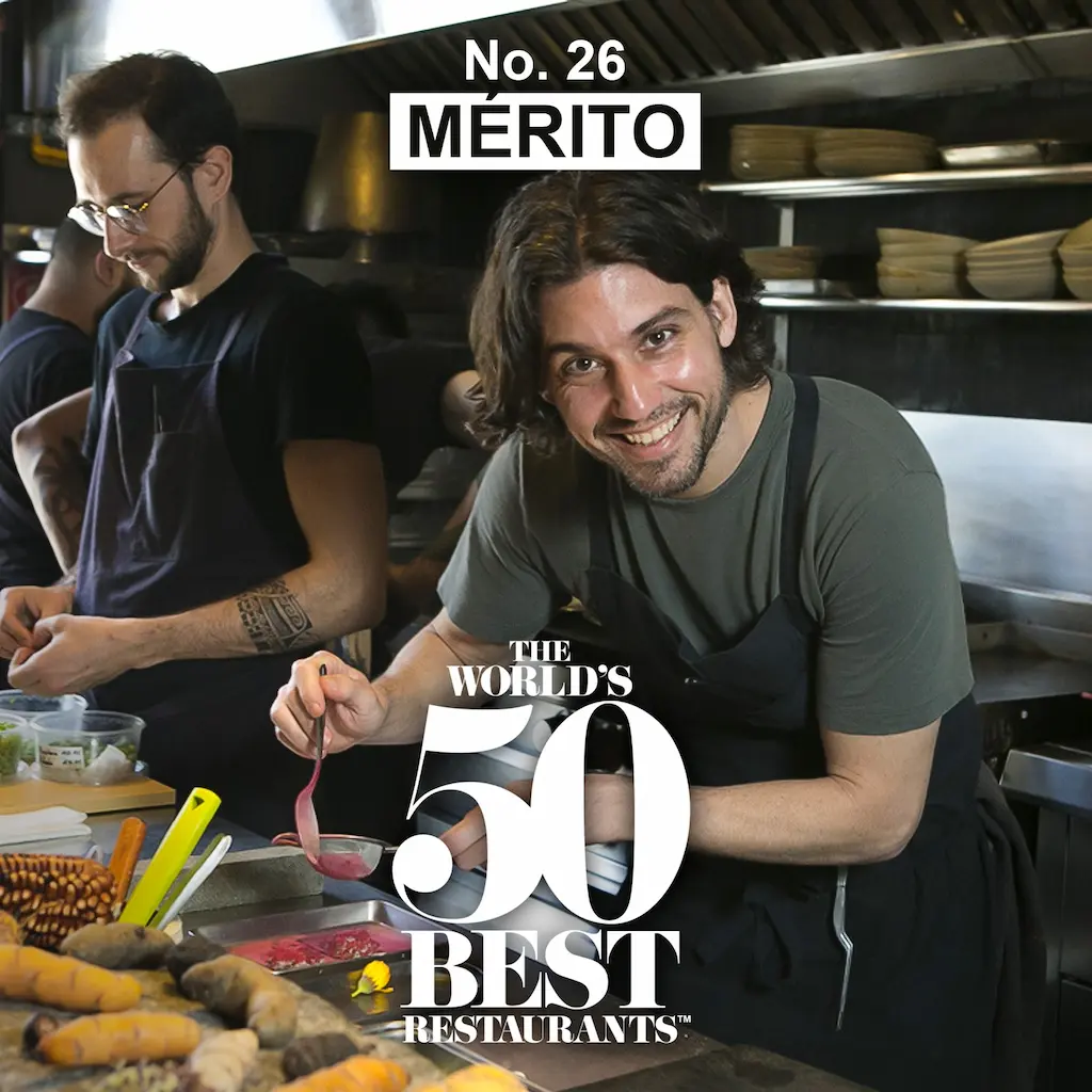 Cocineros de Mérito preparando platos con insumos nativos