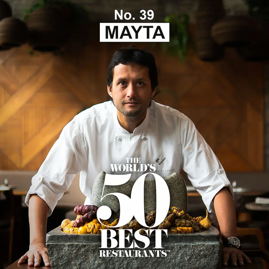 Chef de Mayta con papas nativas sobre batán en restaurante elegante