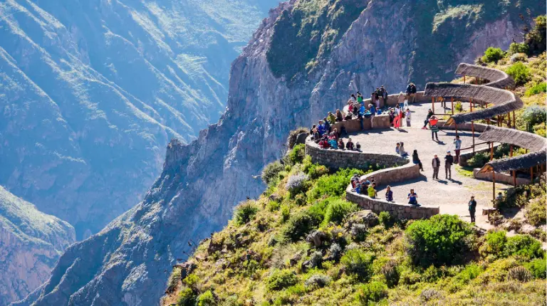 Vista del Cañón del Colca con andenes y montañas alrededor