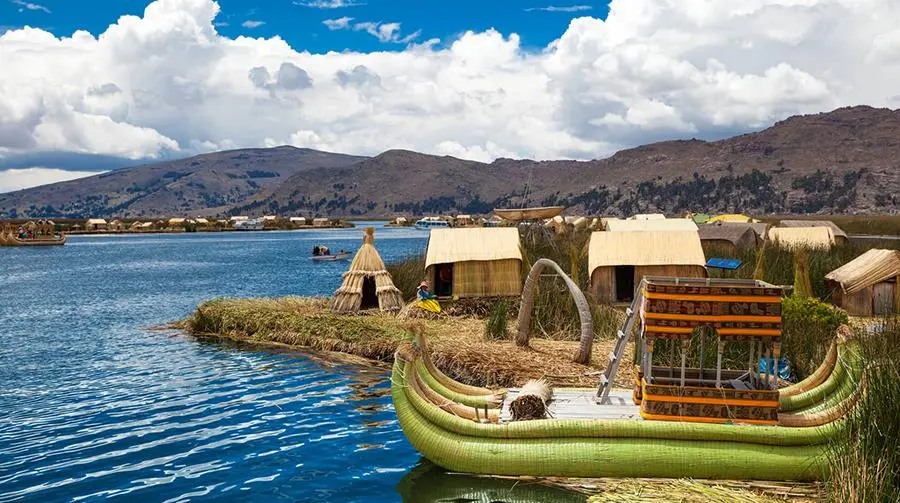 Balsas de totora y viviendas flotantes en la Isla de los Uros en el lago Titicaca, Puno.